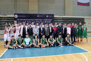 5:binary?id=3MegNArHfIYWh9lHTqCN1Y_2Bvi7Sgqt7eOjJXK0Va6lcCWjsxBXRdBmUckKgBtqmX:A group photo of men’s basketball teams from UM and Macao Polytechnic Institute