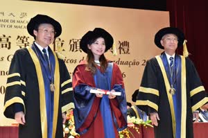 3:binary?id=4Jotv9s_2BqntPVBuPj8qCwqvFnc4He_2Bpx2r9yqvR7NgsnyeTxYdkM3w_3D_3D:Secretary for Social Affairs and Culture Tam Chon Weng (left) presents a certificate to a PhD graduate
