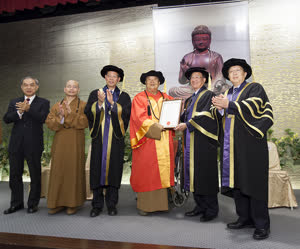 1:binary?id=4kWbZ9enKFKnRa201Uo78ZJE48Y9_2BW5fvFUR2Vc_2BLtGlfqlyI5IYyQ_3D_3D:UM presents the certificate of the honorary degree to Master Hsing Yun