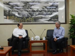 1:binary?id=4p2889aG9f761S8RMeN5_2B78mO6aAjacmBO4gzLsBuxJP7g49N7RbhBlLPQ37_2F_2FU_2B:Xu Ze (right), deputy director of the Hong Kong and Macao Affairs Office of the State Council, meets with UM Rector Wei Zhao