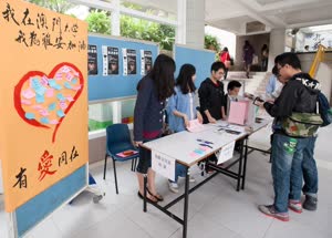 1:binary?id=4yvn9gwbIUpJFA2xlBRDabtPoAb2S0rgGRxI_2B7jO_2Bl_2F24lpQGHwnVg_3D_3D:UM students organise a fundraising campaign for earthquake victims in Ya’an, Sichuan
