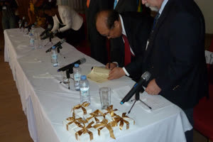 2:binary?id=6TM4flhEXYJjQa3YyMAMy8uz0IodKui4ec_2Fp5UdILlsUiHTa16mTtyR3uz23KuSK:UM Rector Wei Zhao signs a collaboration agreement with Cape Verde Government