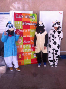 1:binary?id=7YUlr_2Bwmym1wEIql7DSNy7EsQ3u7WfAywGOFOBuLB5oaiYx4I0_2Bfcw_3D_3D:UM students in animal costumes call for UM members to go meatless on Mondays.
