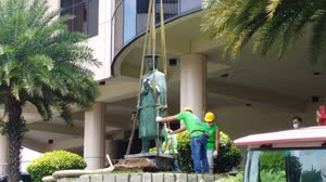 4:binary?id=93CBn6JUj6dC1Ql97BU9seLE_2BGiLBrCfSfhgUqKDSNPkDDohFXc5Rg_3D_3D:Workers are handling the statue