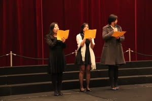 3:binary?id=AaFPurQ0e3eRfpXtfyZpR1ccI2myijqH7mdkfWDWavaPNGi_2BhQXmUA_3D_3D:East Asia College members Ms. Wang Yawei, Ms. Chan Choi Ieng and Ms. Shen Qiaochu sing Christmas carols
