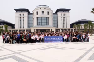 1:binary?id=B8mr43DYN4SMr3TvWOp_2B9fRaLVnMXZs67k9lES_2Fm5_2Bp8TEDVBJhhHw_3D_3D:Group photo of participants of the new campus visit in front of the library