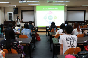 2:binary?id=D63qnV2GzwTeyv8unULOgCtbHG_2FClV7_2Fm29ER8UhUkUll62znnfG0Q_3D_3D:A student from Taiwan University shares her marketing experience with UM students
