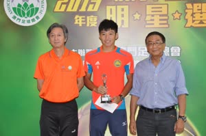 2:binary?id=DgYfKbWaorN705Xb1M9_2BrArHywOe4Kb9rVOLV6XE6fOQAuyKD3h_2BoNsfRJBv4ua_2B:Leong Ka Hang (middle) has been elected Best Football Player of Macao