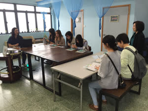 2:binary?id=E01i_2BA2BdYC9UrU_2FS2KwiBt_2B2xdk_2FnrkYJndUfwhXBhJrSwgwJkqrMRHRqa8vYio:UM students participate in a workshop at the Fuhong Society of Macau