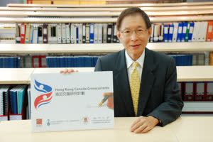 1:binary?id=FJAq_2BH1ONQl0xkyt01IdMQs9_2BYzWDULrR96DM08l7UZ6ZIE1S0Lw3w_3D_3D:UM Librarian Dr Paul Poon announces the collaboration between UM and Canadian universities for the Hong Kong Canada Crosscurrents