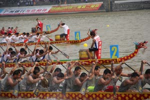1:binary?id=Gc5QuPrKu14mSQNNjzKm5mHE_2BJcvbo_2FM1MPHEBi4KLswxtUU_2B5pnc6k_2Fo1ybWSFU:UM’s Dragon Boat Team competes at the Huizhou International Dragon Boat Invitational Tournament for the first time