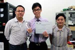 1:binary?id=IjXAKd_2FgbFiLnbkybRCkFY3Tl3IYZslu1Shs5nvEFAME6YXtwz8F4w_3D_3D:Johnny Lao Keng Weng (middle), Prof. Wong Man-Chung (left) and Dr. Dai Ningyi (right)