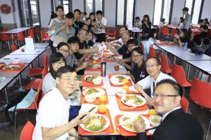 4:binary?id=JAsuzMzOxvargJkh4t1KDiHe6rMGIknAV54Oo7WV3PyoyidgjmqkalBQt_2FMPLGLx:The rector, one of the vice rectors, and some residential college masters dine with the students