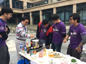 3:binary?id=JaDMpbfUk5tqy7dcDqtukmJqn9AHKWp7otWrUVwOdpEZJMpZ9aQEYkh2W8PbiQd4:Lee provided support to his students who won the second prize at a cooking contest for residential college members