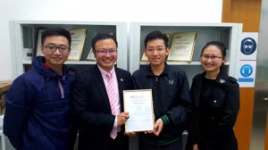 1:binary?id=KIdQ8D6wV4NXzSfeswdgnGWc0KP_2F3hD_2F69tDh2U3ZH9uneuJ21UwfGE4t_2BiVVfrl:Dr Wong Seng Fat (2nd from left) with award-winning students (from left) Lin Bin, Luo Zicong, and Cong Yufang