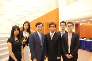 1:binary?id=Kh3FRbaEOqsbTBAmhrHDzdQyPjeTsUE_2BSHKOqABwSNx7VDDeMSBJDw_3D_3D:Dr. Peter Yu with College Master Prof. Iu Vai Pan and students