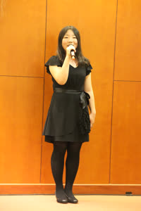 5:binary?id=Kh3FRbaEOqsbTBAmhrHDzdQyPjeTsUE_2BWjK3FuTE64vbFmJ7PMjHag_3D_3D: Student Wang Yawei sings a song during the dinner