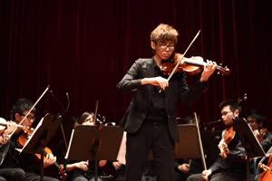 1:binary?id=KjjYe1dU6wyA8lVab310XT0UvZo1Dm7wtDFxRzNJ1LCLRO4jX9zIIA_3D_3D:A member of the String Orchestra gives a solo violin performance