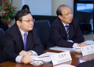 1:binary?id=LP_2Ff4AjlRU8HePx5FcvAkG5aCQ1XtMnXJvynqBC5VqzkXfEYAzxF6g_3D_3D:Vice Minister of Science and Technology Wang Weizhong (left) with UM Rector Wei Zhao