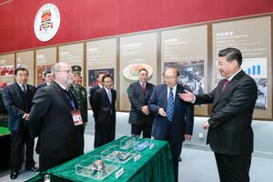 2:binary?id=Tbnzf8CoBaCYgMJnnAjPpw_2B69DrfgvhySfQ61zaVcbqJpuiTsfazUg_3D_3D:President Xi listens to UM’s latest developments in nano-chip design technologies