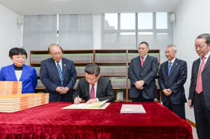 7:binary?id=Tbnzf8CoBaCYgMJnnAjPpw_2B69DrfgvhyoMc_2FnTB0WpLZB1JcSnxP0Q_3D_3D:President Xi presents two sets of gift books to UM and also signs on two separate books introducing the gift books