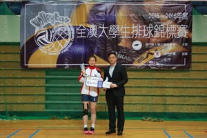 3:binary?id=W4WMD3pJkmVzQoKEq41jz1ogmFGhJ3Jw75CFNhedzLA1ucL9Z3tbyg_3D_3D:A member of UM’s Women’s Volleyball Team receives the Most Valuable Female Player Award
