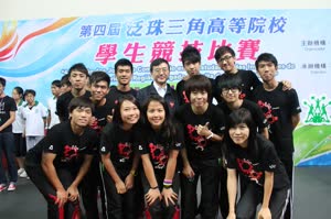 1:binary?id=WbCAPrOa5MiXh01JqE4bpCSyIP57ssVE_2FFgpFzEgTBZuE7_2FEfq_2FjXQ_3D_3D:Students are happy to have the support of Dr. Peter Yu (middle, back row)