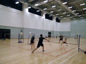 2:binary?id=XrBkNuh3Y3MtcCE2uS4StkD5AynkS_2Bobf6VfWt4iaWeXpZeo8lalaA_3D_3D:UM members play badminton in the UM Sports Complex