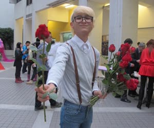 1:binary?id=YPjcvKVIlVnQYaIgG3sBUN5Iupm5QW6T6ZZXdbFTtQyD8HO9w8I04w_3D_3D:“Cupid” giving out roses on the Valentine’s Day