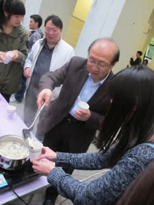 2:binary?id=YPjcvKVIlVnQYaIgG3sBUN5Iupm5QW6TnKf4lsTVXPUP_2FT2M_2BpycpA_3D_3D:Rector Wei Zhao serving students dumplings
