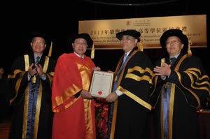 6:binary?id=_2Ba741KZATVl1cKAtRpWhIk1HkpxSapZF6Fi6xTxLEZjpDvgVM4nepg_3D_3D:The University of Macau confers the Degree of Doctor of Science honoris causa upon Prof. Andrew Chi-Chih Yao