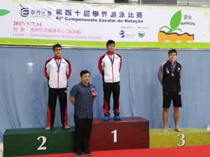 2:binary?id=cl9D0_2BzJYPsB9Woxq_2BDDQxJJ0hQQG30aiwTiYrIp6m_2FaTEIgdRFaADUaTEo0Djfo:Mak and Chao (from left) receive the second and first prize in the men’s 20-metre butterfly category, respectively