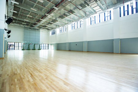 1:binary?id=dbJBTAImF4q_2BSpt7HLwfTiPMS357YdG36KKqYkWqiAcRA2auc0zfnw_3D_3D:The large training court can be used as basketball and volleyball courts. It can also be divided into eight badminton courts
