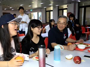 1:binary?id=hKmpy9mE6G16m0DxCrp4The5Ez6_2FllZoqkOKd8OWAtp1mgsJF59H4xX2Lc_2Fhm7xl:Vice Rector (Student Affairs) Haydn Chen has lunch with students living in the RCs