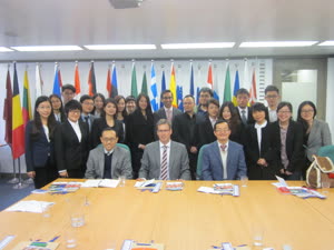 2:binary?id=irpNsx44Oi_2FLFN4UbhISiMHsyLxNbBxsaUoIRIMvrvpdfJV2gxYwAw_3D_3D:UM students visit the EU Office to Hong Kong and Macao