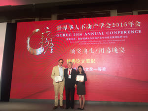 1:binary?id=kaHPcruYhga_2FUDgAGXshDadYP5YbUGsdHb4I7xc_2Fz3WHaoxgm17oA6PcoyT2C8R6:PhD student Xu Ruihui receives a first prize of the Best Paper Award at the 2016 annual conference of the Global Chinese Real Estate Congress