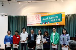 2:binary?id=lkxhAVRI6XKfWjuaPpHvW2xYV7Odiq4SB7_2FT35P2EdelOigCtxbIpA9h6LBbY8iSmjHER0fHGssT_0ApIOQl4jPGo0R3jL_2F0f0G:Group photo of Prof. Chen Pingyuan (4th from left) and winning students