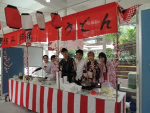 2:binary?id=nq4TJQ7UT7aDblhGe3Qy8fRZwgEPgaPupqMCbrt7d1hh_2FWZKMkiUqw_3D_3D:Members of the Ichiban Club are making Japanese food