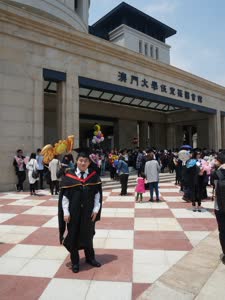 2:binary?id=oFWoiXIcqJiHZtRjKIdNl0rDSBU1XBtOPSgG20T8Tlpta8o61NG6Qg_3D_3D:Lei receives his master’s degree in law (Chinese) in 2015