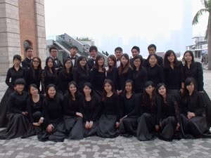 2:binary?id=oh8EhVdlIp0YAvGq0g1CpqqUsS_2BAGco5OdmLfUAlCHWuk_2FtUSlZHWg_3D_3D:UM Choir outside the Hong Kong Cultural Centre