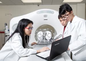 4:binary?id=pO7ksHpHVI6h070gW12otLLDEyI6JZb1RjRk0mheY_2BbUu3LZbgPI0w_3D_3D:Greta and her research team are conducting a medical imaging experiment in the PET/CT Centre at Kiang Wu Hospital. UM has purchased similar equipment and plans to install it soon