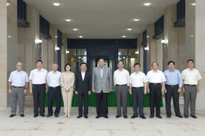 4:binary?id=prTxcOU5T5CovOxL3dNDT9aNu21kxFPS3uk0nefilRBNSiPdAyOzrw_3D_3D:Chief Executive, Mr Chui Sai On (6th left), poses for a group photo with the leaders of University of Macau at the new campus located in Hengqin, Zhuhai. 