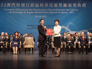 1:binary?id=r6w5EPVx64GPoOP4HtXAaXGHW90_2BVJJeMWwVWO77D6IWMTnwtvxF1g_3D_3D:O Professor da Universidade de Macau, Qian Tao (à esquerda), recebe o único primeiro prémio da categoria Concurso de Ciências Naturais