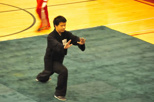 3:binary?id=sRQ56dvN8AN24VZM05r8ZQdWHPzgNWv7DTYIqpotW4U_2FcSRDp_2FhjsEVElqElcoxj:Chen Shengbiao in a Tai Chi competition