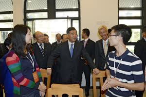 3:binary?id=sbMwSxbEUq45wBtQwX8_2BlEv61L5l6dNGCF78sW938RcgRduVmOFE5w_3D_3D:Vice-Premier Wang Yang chats with students about their lives at the residential college.