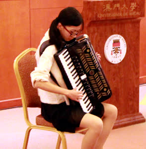 2:binary?id=uJtFBt10tiQheHycQnmzYjz2aTOte0Ypv_2B4ydKPo_2FL288O_2Fe7W1C1w_3D_3D:A student plays the accordion for the guests