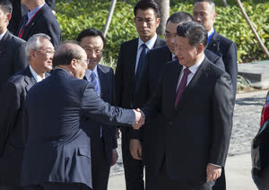 2:binary?id=uwWc7e5Df0yTSMCc9LhBomA_2FSdyXPwgu4_2B3FWTd_2BFKKQgc3aJWZluQ_3D_3D:President Xi Jinping is warmly received by Secretary for Social Affairs and Culture of Macao SAR Tam Chon Weng, UM University Council Chair Lam Kam Seng, and UM Rector Wei Zhao. 