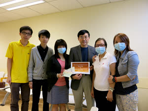 1:binary?id=wMJGyodcFt98SO5T5AAqEYIojw536oN0ySS0UJi_2FpysmQna2ED9W2A_3D_3D:UM’s student representatives and Dean of Students Peter Yu hand over donations to Leong’s family