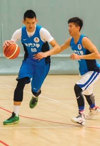 2:binary?id=wPCLv6lUU2GPnxg9PHhewxQyUE0u6oTwA_2B_2F_2Byzjq69XwbvKcLjpy0JUd3JMTm2Lp:Lai Ka Tong and his teammate Lam Teng Long are very in sync on the basketball court