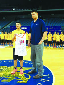 3:binary?id=wPCLv6lUU2GPnxg9PHhewxQyUE0u6oTwYsnGHD_2FSMfXiNzCA5ruvKA_3D_3D:The 18-year-old ‘Macao’s Yao Ming’ receives an autographed basketball jersey from the real Yao Ming